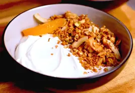 Schnelles, köstliches Haselnuss-Granola mit Joghurt, eine perfekte Mischung aus knusprigem Granola und cremigem Joghurt.